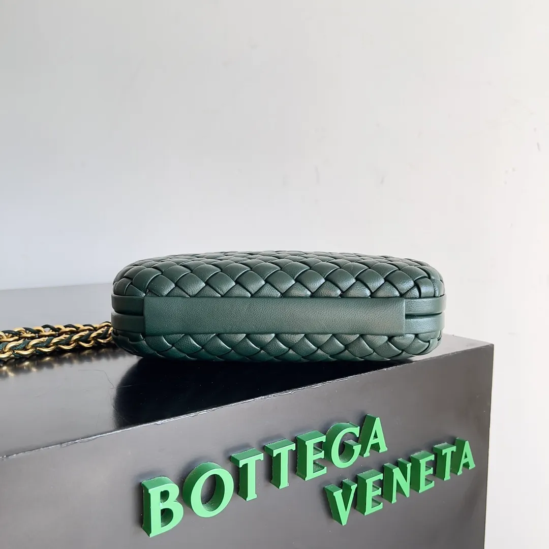 Batch 2260 BOTTEGA VENETA KNOT evening bag chain version for women is now on the market! Delicate and elegant, soft and powerful, this bag is definitely a representative of intellectual women. As an evergreen model of BV, the blessing of the chain is the icing on the cake. The classic weaving once again interprets the unique craftsmanship (the chain can be disassembled separately). Style number: 776662 Size: 19*11.5*5cm